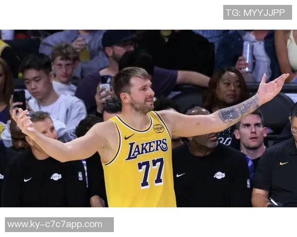 东契奇与里夫斯联手发威詹姆斯是否会影响他们的表现引发热议 东契奇与里夫斯联手发威詹姆斯是否会影响他们的表现引发热议