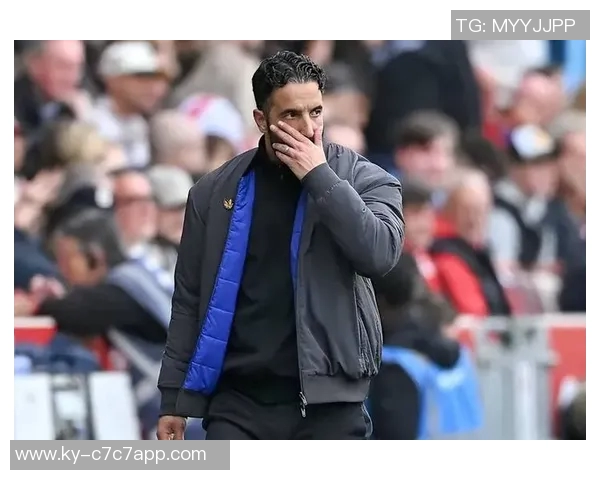 曼联青训小将社交媒体质疑主帅阿莫林引发争议是否应当如此